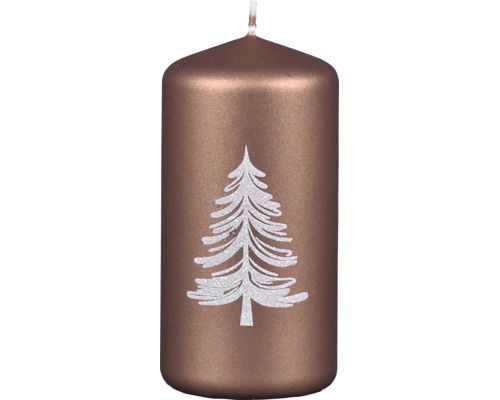 Svíčka ve tvaru válce s vánočním motivem jedličky jako dekorace pro adventní čas.