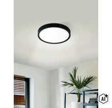 Moderní kulaté LED stropní svítidlo s plochým designem a matným povrchem instalované v obývacím pokoji. (Image AI modified or generated)