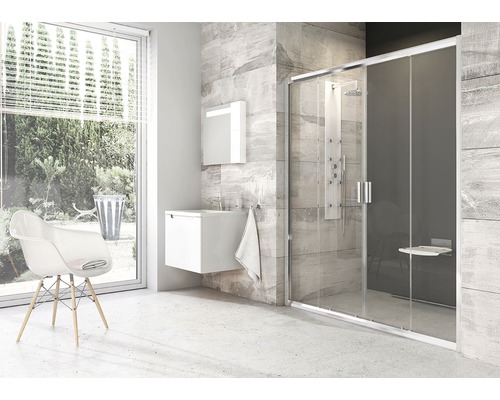 Koupelna se sprchou, umyvadlem a židlí