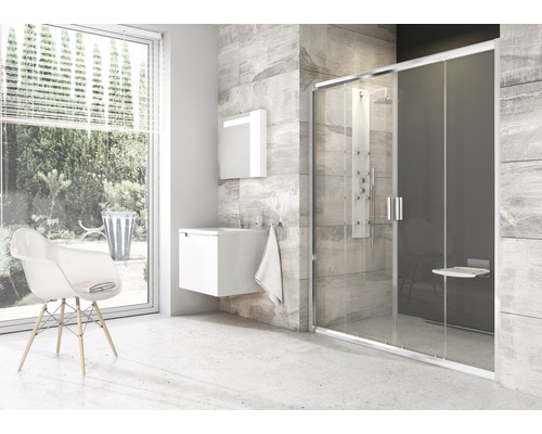 Koupelna se sprchou, umyvadlem a židlí.