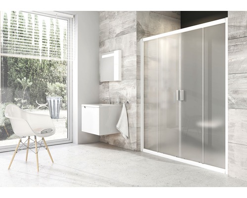 Moderní koupelna se sprchou, umyvadlem a zrcadlem