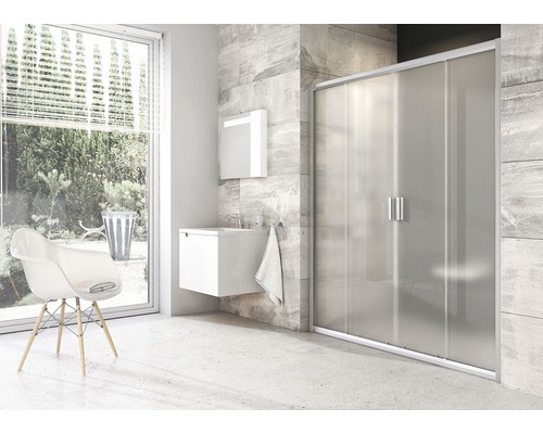 Koupelna se sprchovým koutem, skříňkou pod umyvadlo a zrcadlem