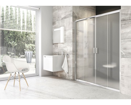 Koupelna se sprchou, umyvadlem, zrcadlem a židlí ve světlém designu