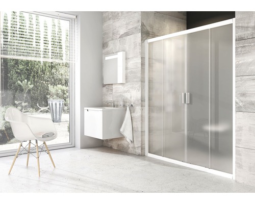 Světlá koupelna se sprchou, umyvadlem a židlí