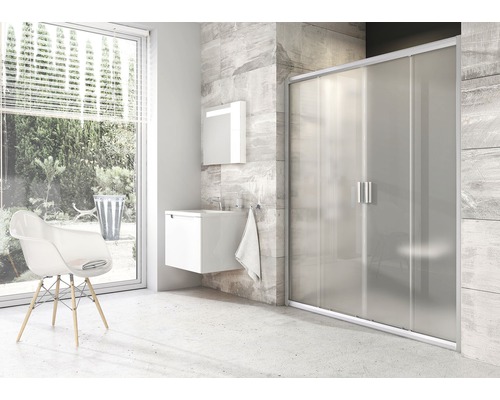 Koupelna se sprchovým koutem, umyvadlem, zrcadlem a židlí