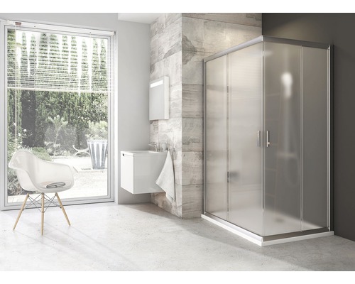 Koupelna se sprchovým koutem, umyvadlem a židlí