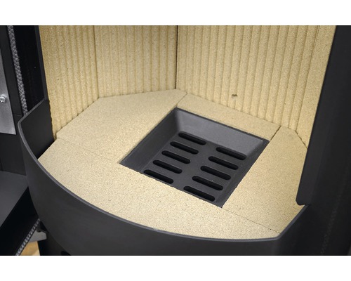 Detailní pohled na kamna s výstelkou topeniště a roštem