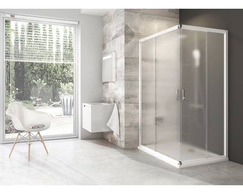 Moderní koupelna se sprchovým koutem, umyvadlem a židlí