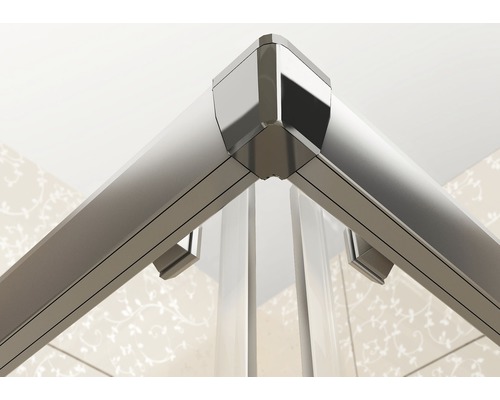 Detail sprchového koutu s hliníkovými profily a skleněnými prvky.