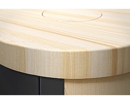 Detail kulaté stolní desky s dřevěným vzorem