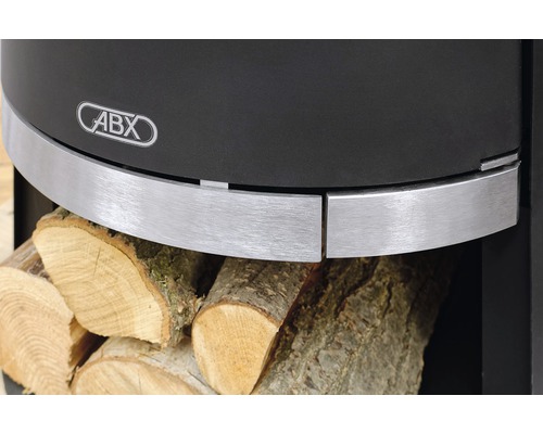 Detailní pohled na kamna na dřevo s poleny a logem ABX