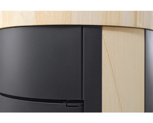 Detailní pohled na kamna s ocelovým obkladem a obkladem z pískovce.