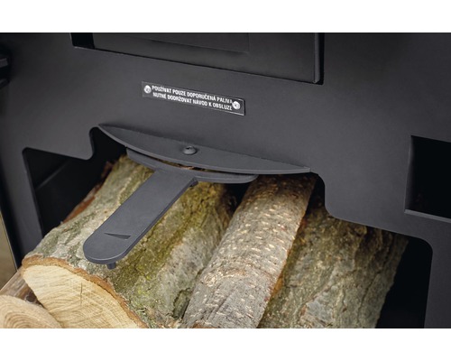 Detailní pohled na úložný prostor na dřevo pro kamna na dřevo s palivovým dřevem a návodem k obsluze