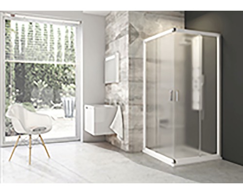 Světlá koupelna se sprchou, umyvadlem a židlí