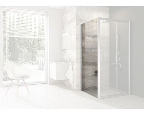 Světlá koupelna se sprchou, umyvadlem a oknem pro příjemné prostředí.