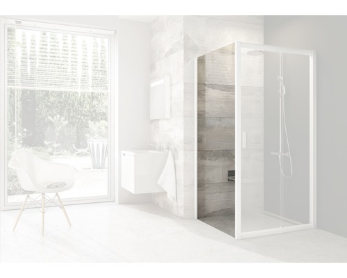 Světlá koupelna se sprchou, umyvadlem a oknem pro přátelskou atmosféru