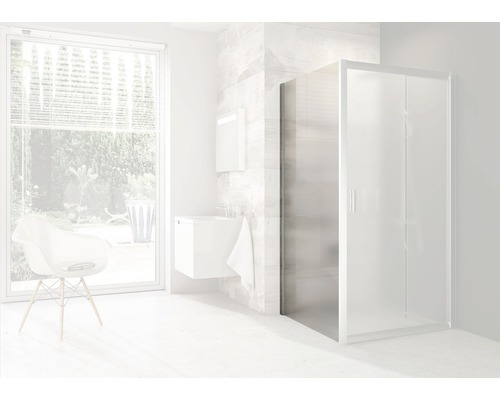 Světlá koupelna se sprchovým koutem, umyvadlem a oknem.