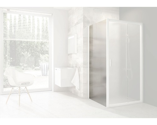 Světlá koupelna se sprchou, umyvadlem a oknem pro přátelskou atmosféru