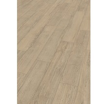 Položená laminátová podlaha s dřevěným vzhledem