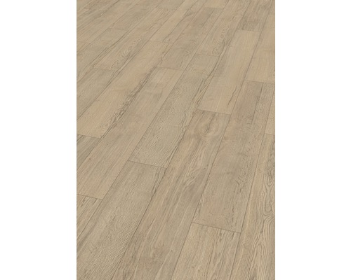 Položená laminátová podlaha s dřevěným vzhledem