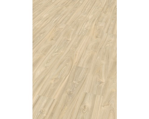 Světlá laminátová podlaha s dřevěným vzhledem