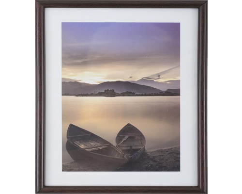 Zarámovaný obraz se dvěma loděmi na břehu jezera