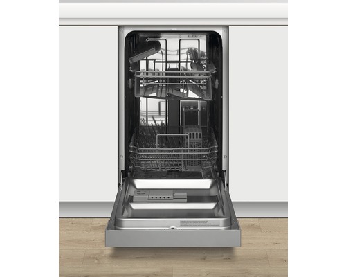 Otevřená myčka nádobí v kuchyňské lince