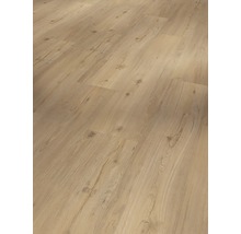 Detail laminátové podlahy s dřevěným vzhledem
