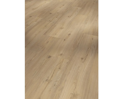 Detail laminátové podlahy s dřevěným vzhledem