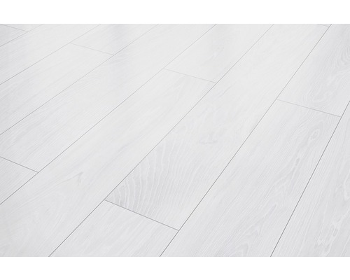 Detail světlé laminátové podlahy