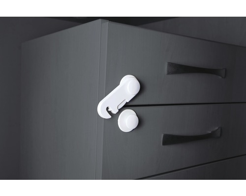 Dětská pojistka připevněná k zásuvce