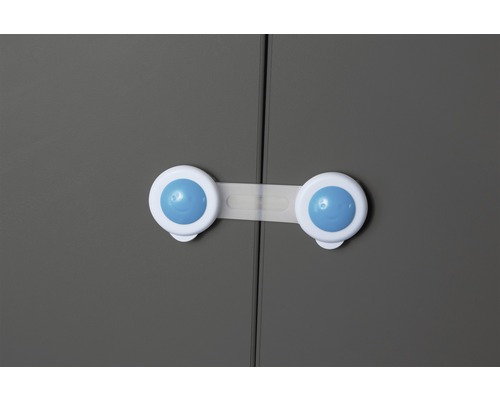 Dětská pojistka připevněná na dveřích skříně