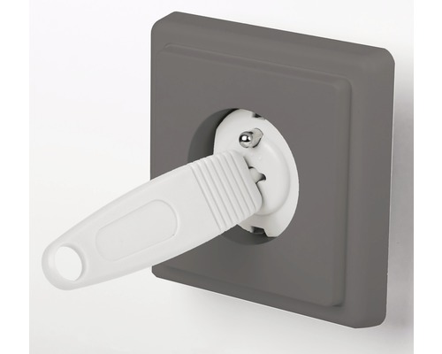 Dětská pojistka v zásuvce s nástrojem pro odstranění