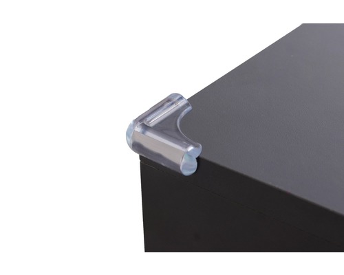 Roh nábytku s průhlednou ochranou rohu