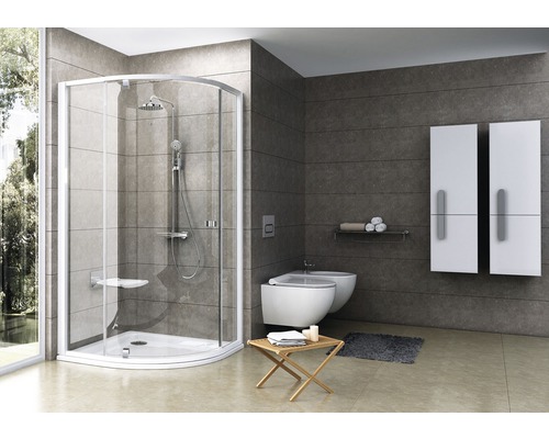 Moderní koupelna se sprchovým koutem, toaletou, bidetem a koupelnovým nábytkem