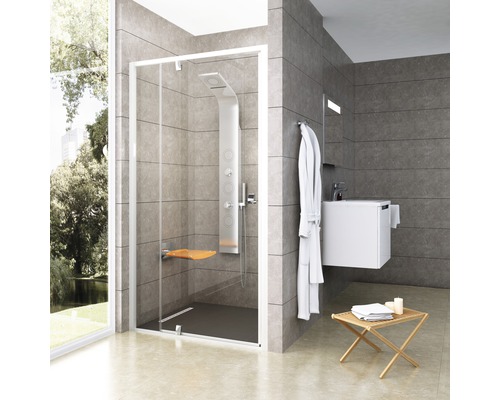 Moderní koupelna se sprchou, sprchovým sedátkem a umyvadlem