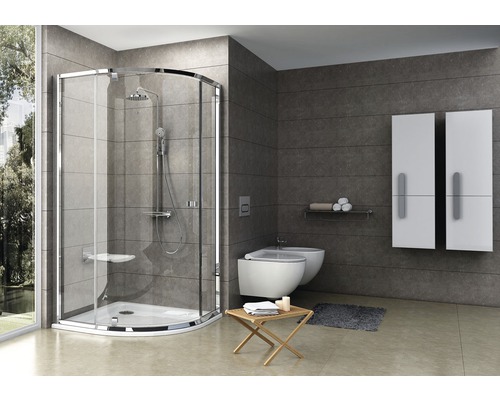 Moderní koupelna se sprchovým koutem, toaletou, bidetem a skříňkou pod umyvadlo.