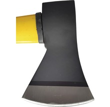 Sekera se žlutou rukojetí a ocelovou hlavou