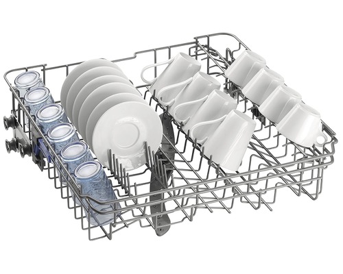 Koš do myčky naplněný sklenicemi, talíři a šálky
