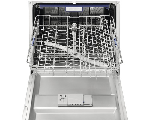 Vnitřní pohled na myčku s košem na nádobí a přihrádkou na čisticí prostředek