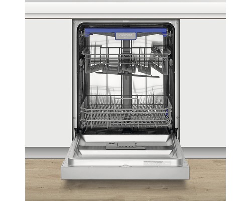 Otevřená myčka nádobí s koši na nádobí v kuchyňské skříňce