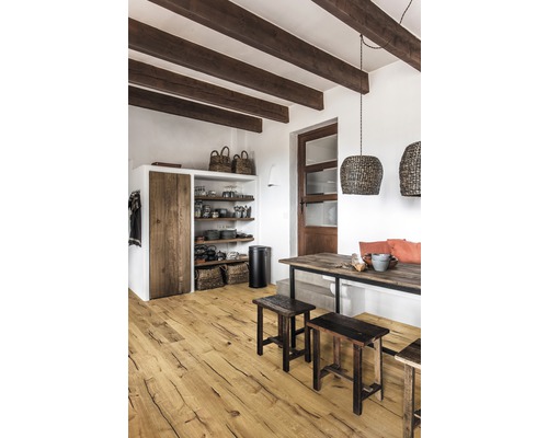 Obývací pokoj s dřevěným trámovým stropem, regály, jídelním stolem a dřevěnou podlahou