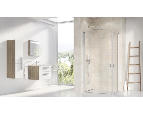 Světlá koupelna se sprchou, umyvadlovou skříňkou a držákem na ručníky