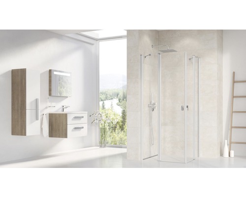 Světlá koupelna se sprchovým koutem, umyvadlem, zrcadlovou skříňkou a držákem na ručníky