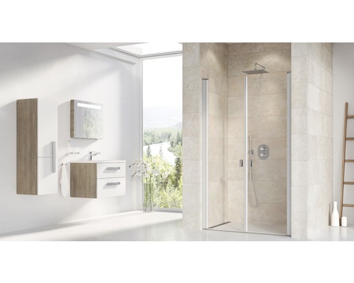 Světlá koupelna se sprchou, skříňkou pod umyvadlo, zrcadlovou skříňkou a držákem na ručníky