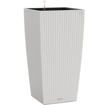 Vysoký květináč se zavlažovacím systémem v designu ratanu