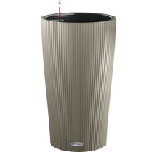 Vysoký květináč s vertikálními drážkami