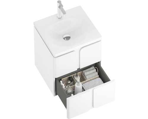 Umyvadlová skříňka s otevřenou zásuvkou na koupelnové doplňky