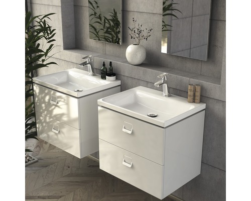 Dvě umyvadla se skříňkami v koupelně.