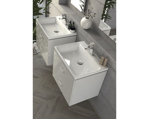 Pohled do koupelny se dvěma umyvadlovými skříňkami, bateriemi a dekorací